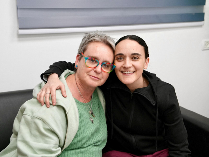 하마스에 납치된 이스라엘 여성 인질 3명이 지난 19일(이하 현지시각) 풀려났다. 사진은 여성 인질이었던 에밀리 다마리(오른쪽)가 인질로 풀려난 뒤 자신의 어머니와 함께 사진을 찍고 있는 모습. /사진=로이터