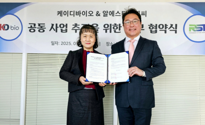 정익철 알에스티이엔씨 대표(오른쪽)와 김연주 케이디바이오 대표가 공동사업 추진을 위한 업무협약을 체결했다. /사진=알에스티이엔씨