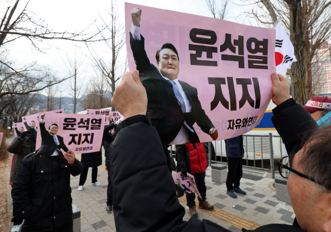 윤석열 대통령을 지지하는 극우·보수성향 유튜버들 수입이 지난해 12월 계엄 사태 이후 2배나 늘었다. 사진은 지난 19일 경기 의왕시 서울구치소 앞에서 윤 대통령을 지지하는 시민들이 석방을 촉구하는 모습. /사진=뉴시스