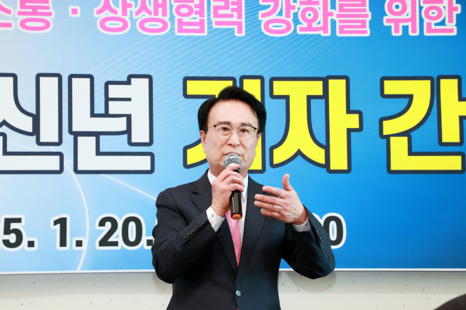 박동식 사천시장이 20일 오전 언론들과 간담회에서 2025년 시정방향성을 제시했다./사진=사천시