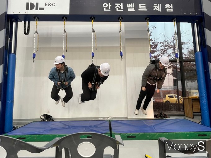 사진은 그네형보다 몸에 부담이 훨씬 큰 상체형 벨트를 몸에 연결해서 공중에 매달린 모습. /사진=유찬우 기자 