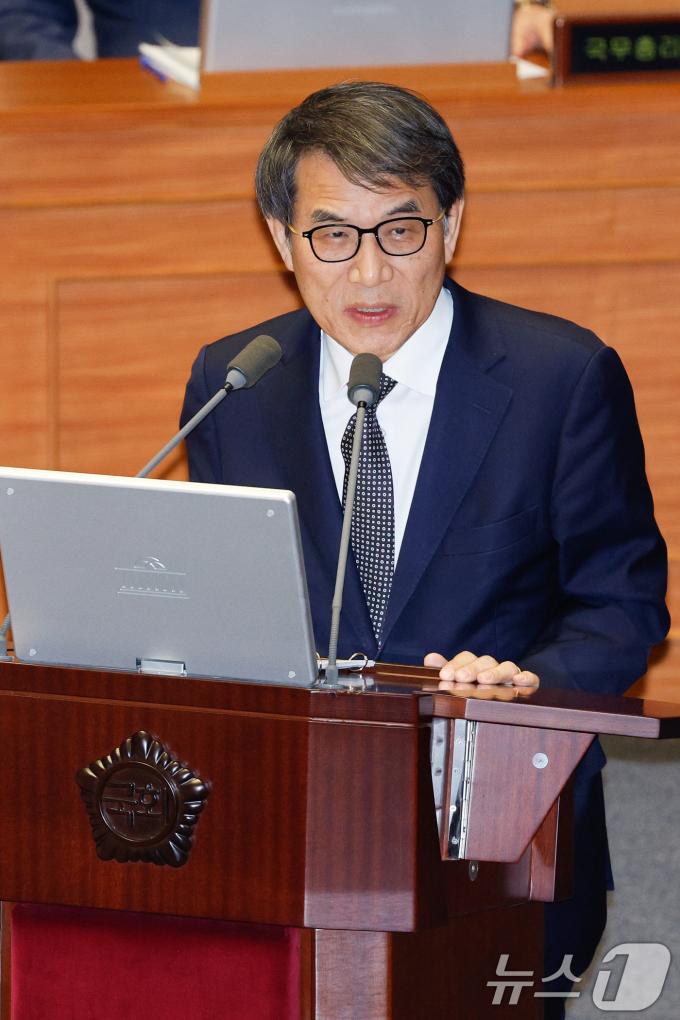 노태악 중앙선거관리위원회 위원장이 13일 오후 서울 여의도 국회에서 열린 제419회국회(임시회) 제3차 본회의에서 조정식 더불어민주당 의원의 윤석열 대통령 위헌적 비상계엄 선포 내란행위 관련 긴급현안질문에 답하고 있다. 2024.12.13/뉴스1 ⓒ News1 안은나 기자