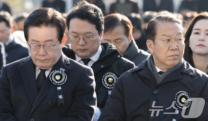 이재명 더불어민주당 대표(왼쪽)와 권영세 국민의힘 원내대표가 3일 오전 서울 여의도 국회에서 열린 고 김수한 전 국회의장 영결식에 참석해 있다. 2025.1.3/뉴스1 ⓒ News1 이재명 기자