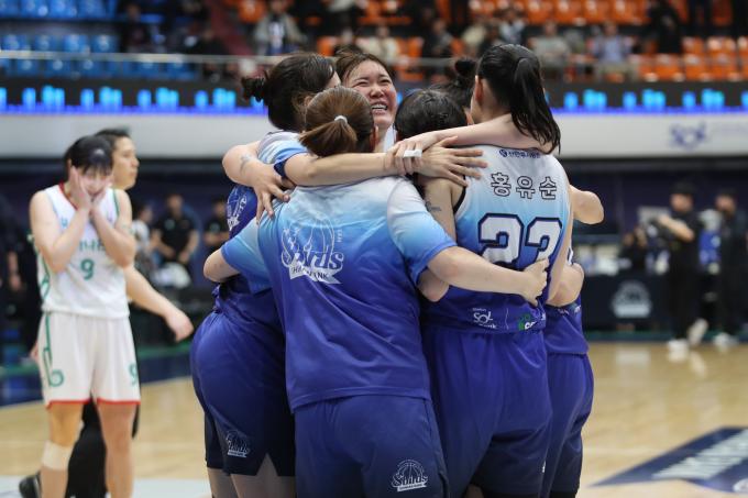 인천 신한은행이 20일 열린 2024-25 여자프로농구 홈 경기에서 부천 하나은행에 58-57로 이겼다. (WKBL 제공)