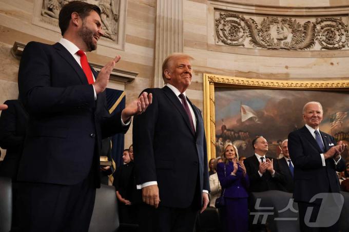 도널드 트럼프 미국 대통령이 20일(현지시간) 의회의사당 로툰다 홀에서 취임 선서를 했다. 2025.1.20. ⓒ AFP=뉴스1