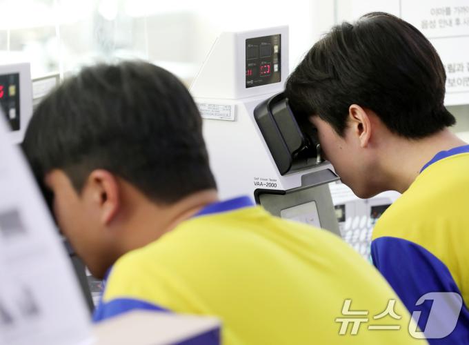 14일 부산 수영구 부산울산지방병무청에서 병역판정검사가 실시된 가운데 입영대상자가 현역대상자들이 신체검사를 받고 있다. 2025.1.14/뉴스1 ⓒ News1 윤일지 기자