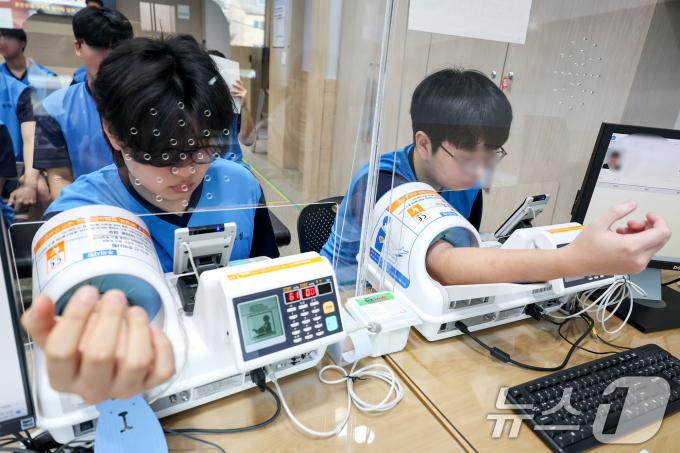 2025년도 첫 병역판정검사가 시작된 13일 오전 경기 수원시 팔달구 경인지방병무청에서 입영대상자들이 신체검사를 받고 있다. (공동취재) 2025.1.13/뉴스1 ⓒ News1 김영운 기자