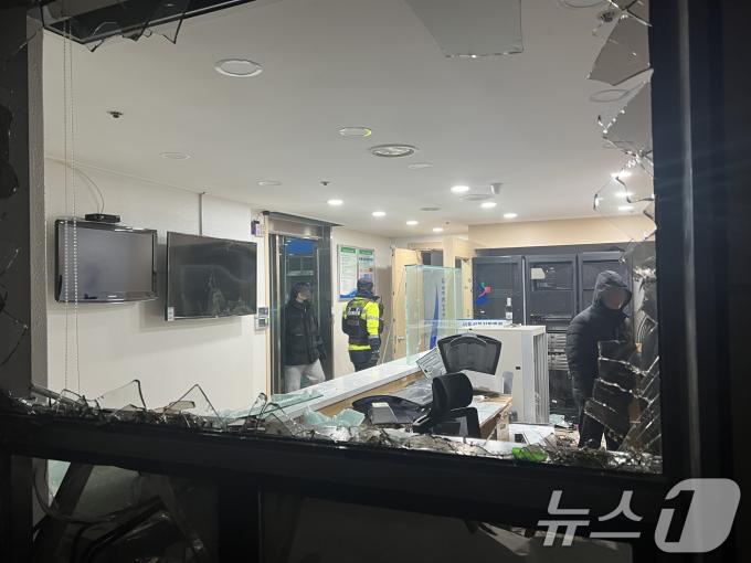 19일 새벽 윤석열 대통령에 대한 구속영장이 발부되자 서울 서부지법에 지지자들이 진입해 난동을 부리자 경찰이 진압에 나서고 있다. 2025.1.19/뉴스1 ⓒ News1 김민수 기자