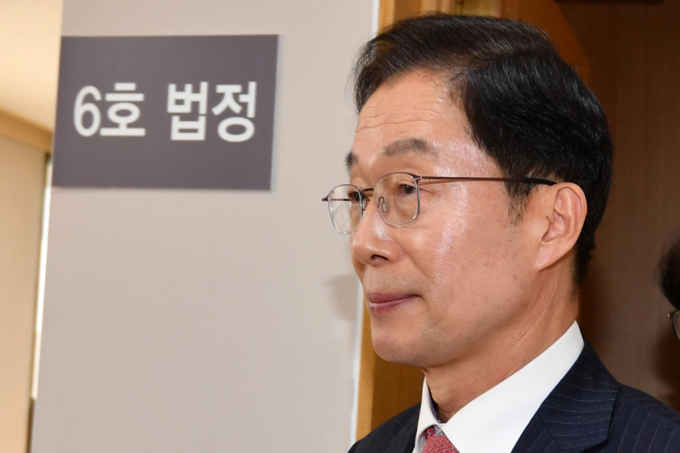 임종식 경북도교육감이 21일 오전 대구지방법원 포항지원에서 열린 1심 선고에서 징역 2년 6개월과 벌금 3500만원, 추징금 3700만원을 선고받은 후 법정을 나서고 있다.  임 교육감은 지방교육자치에 관한법률위반, 특정범죄가중처벌 등에관한법률(뇌물), 뇌물수수,사전뇌물수수 등의 혐의로 불구속상태로 재판을 받아왔다./사진제공=뉴스1