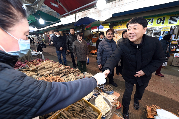 차준택 부평구청장(오른쪽 첫번째)이 20일 전통시장을 방문해 상인들을 격려하고 있다. /사진제공=부평구