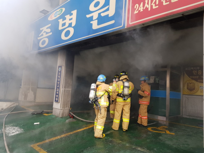 밀양 세종병원 화재는 비교적 빠른 대응이 이뤄졌지만 많은 사상자가 나왔다. 밀양 세종병원에서 화재를 진압하고 있는 소방대원들의 모습./사진=뉴시스(사진공동취재)