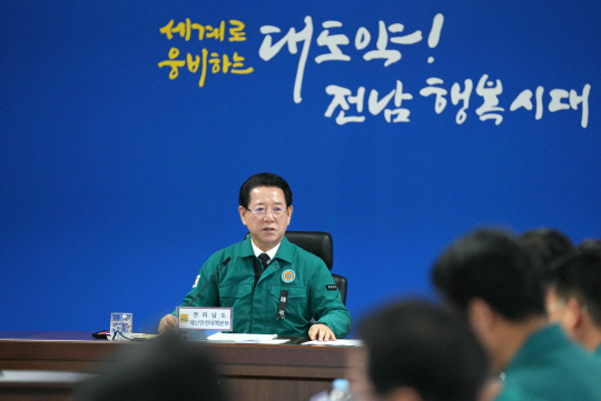 김영록 전남도지사가 실국장회의를 주재하고 있다./전남도