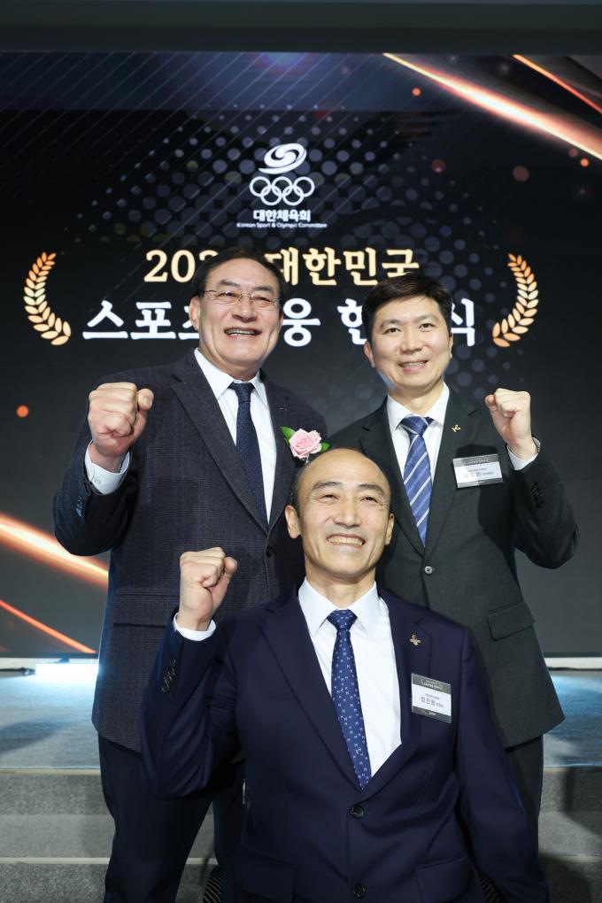 스포츠 영웅으로 헌액된 하형주 이사장(왼쪽)(국민체육진흥공단 제공)