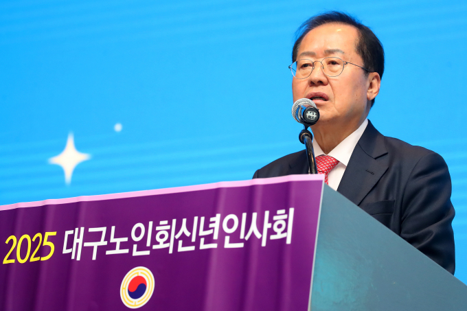 홍준표 대구시장이 도널드 트럼프 미국 대통령 취임식을 행사장이 아닌 호텔에서 본 것에 대해 "미국 군중들과 함께 벌벌 떨면서 수시간 줄지어 차례를 기다려 검색받고 군중집회에 참석할 필요까지 있나"라고 밝혔다. 사진은 홍 시장이 지난 10일 대구 수성구 그랜드호텔에서 열린 '대한노인회 대구연합회 신년인사회'를 찾아 인사말 하는 모습. /사진=뉴스1