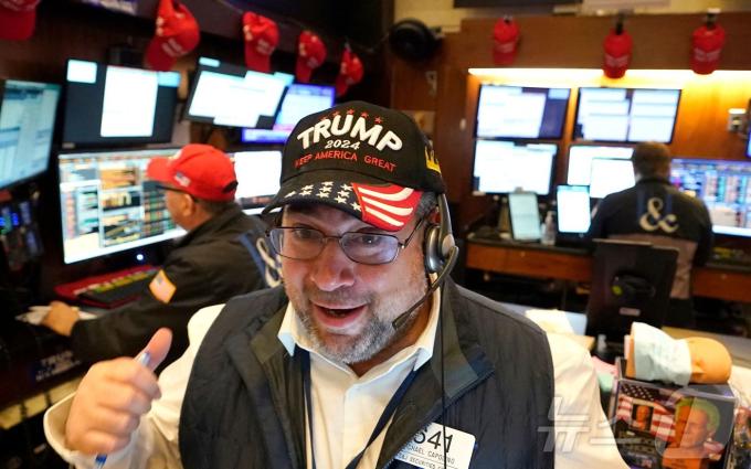 주가 상승에 환호하고 있는 트레이더. ⓒ AFP=뉴스1