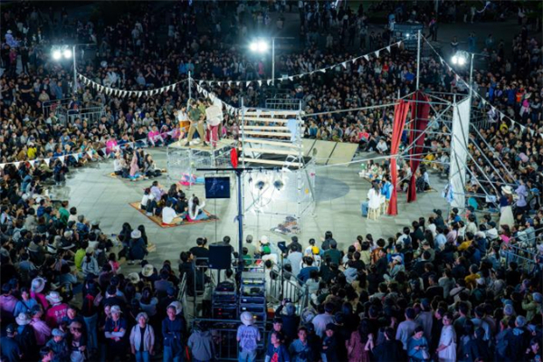 제20회 안산국제거리극축제 개막작 '환영' 중 한 장면. /사진제공=안산문화재단