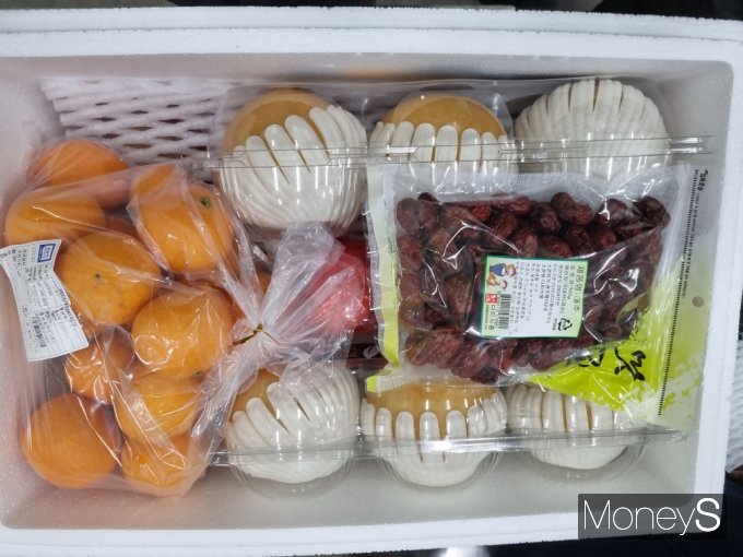 전남농협이 제주항공 여객기 참사 유가족에게 전달한 설 명절 제수용품 꾸러미/사진=농협전남본부 제공.
