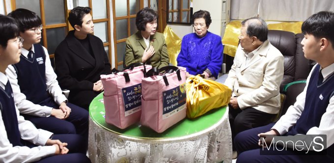 [머니S포토] '모두의 보훈' 설 맞아 국가유공자 자택 찾은 강정애 장관