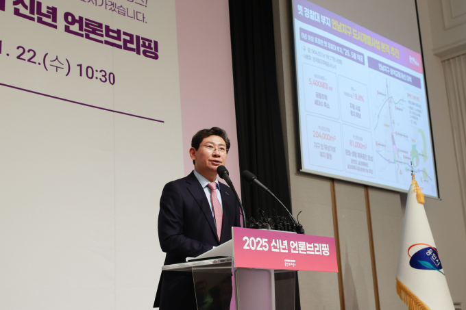 이상일 용인특례시장이 22일 기흥ICT밸리에서 열린 신년 언론브리핑에서 그동안의 성과 발표와 올 한해 시정 운영 방향과 비전을 밝히고 있다. /사진=김동우 기자