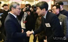 [머니S포토] 2025 서울교육 신년인사회, 인사 나누는 이주호·정근식