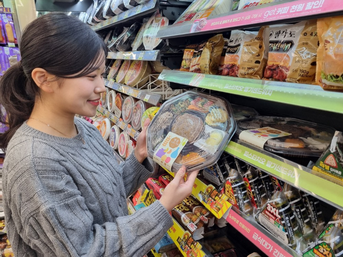명절을 맞아 편의점 업계에서 명절 도시락을 준비했다. 모델이 CU 명절 11찬 도시락을 들고 있다. /사진=BGF리테일