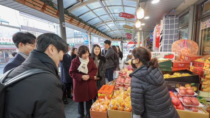 강정애 국가보훈부 장관이 22일 오후 서울시 용산구 후암시장을 방문해 구본준 상인회장과 유기종 보훈아너스위원 및 직원들과 함께 상인들을 만나 인사를 나누며 격려하고 있다.(국가보훈부 제공)