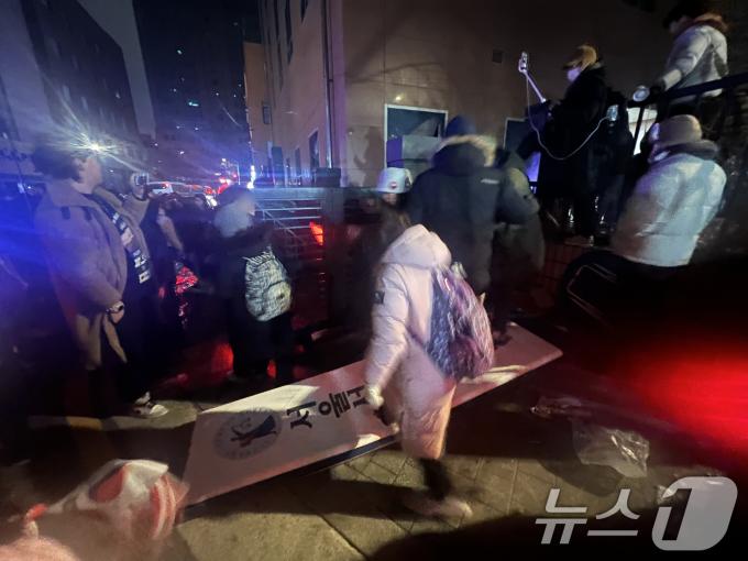 19일 새벽 윤석열 대통령에 대한 구속영장이 발부되자 서울 서부지법에 지지자들이 진입해 난동을 부리고 있다. 2025.1.19/뉴스1 ⓒ News1 김민수 기자