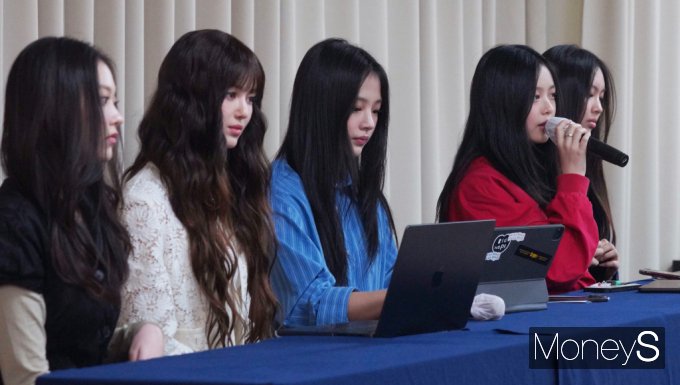 그룹 뉴진스 5인이 어도어와의 본격적인 법적 분쟁을 예고했다.사진은 지난해 11월 오후 서울 강남구 스페이스쉐어 삼성역센터 갤럭시홀에서 긴급 기자회견을 개최한 걸그룹 뉴진스 멤버 해린, 다니엘, 민지, 하니, 혜인(왼쪽부터). /사진=임한별 기자