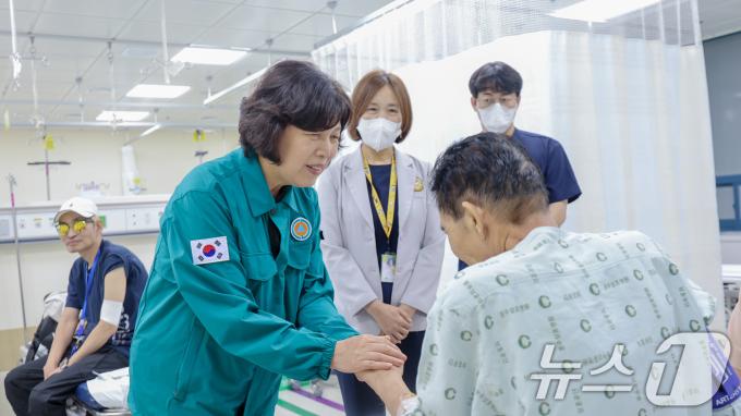강정애 국가보훈부 장관이 23일 오후 보훈병원 비상진료체계 현장점검을 위해 광주시 광주보훈병원을 방문, 입원 중인 환자들을 격려하고 있다. (국가보훈부 제공) 2024.9.23/뉴스1