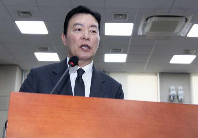 김성훈 대통령 경호차장이 지난 15일 윤석열 대통령 체포 당시 울면서 "총을 들고 나가겠다"고 말했다는 보도에 대해 사실일 아니라며 반박했다. 지난 22일 국회에 출석한 김 차장. /사진=뉴스1