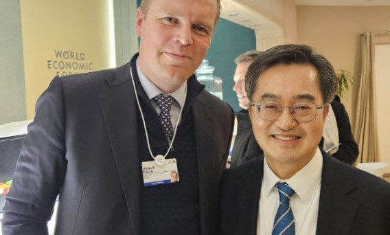 스위스 다보스 포럼에 참석 한 김동연 경기도지사(오른쪽)가 20일(현지시각) 스웨덴의 아인라이드(Einride) '로버트 파크' CEO와 만나 교류하는 모습. /사진제공=경기도 