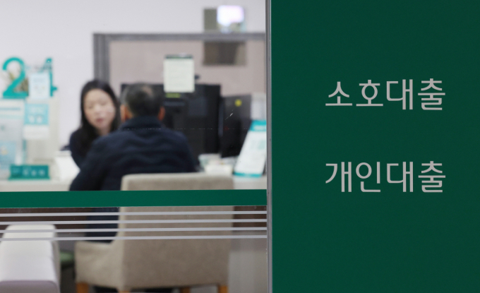 지난 21일 기준 KB국민·신한·하나·우리·NH농협은행 등 5대 은행의 전세대출 금리는 연 3.44~5.84%로 지난해 말 연 3.65~6.05%보다 0.21%포인트 하락했다. 사진은 서울시내 한 은행 대출업무 창구. /사진=뉴시스