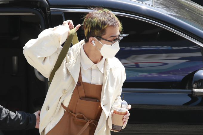 서울시가 가수 송민호의 부실복무 논란 이후 사회복무요원에 대한 전수조사를 진행했다. 사진은 2020년 4월6일 가수 송민호가 서울 여의도 KBO본관 앞에 있는 모습. /사진=뉴스1