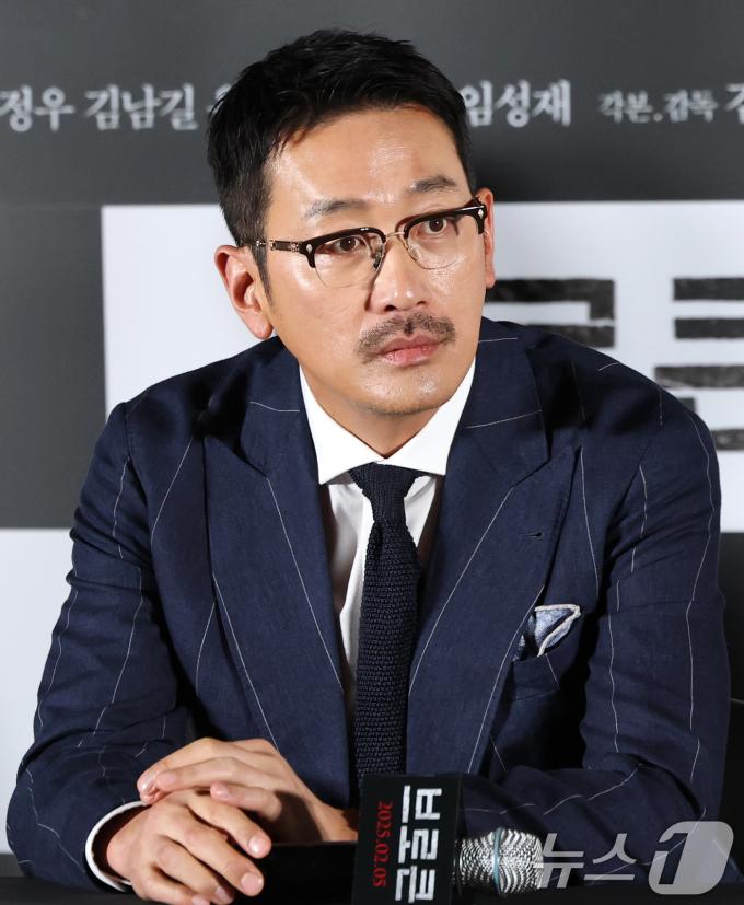 배우 하정우가 23일 서울 용산구 CGV용산아이파크몰에서 열린 영화 '브로큰'(감독 김진황) 언론시사회에 참석해 객석을 바라보고 있다. '브로큰'은 동생이 죽은 그날 밤의 진실을 파헤치기 위해 거침없는 추적을 시작한 남자와 그를 뒤쫓는 자들의 이야기를 뚝심 있게 끌고 나가는 범죄 추적극이다. 2025.1.23/뉴스1 ⓒ News1 권현진 기자
