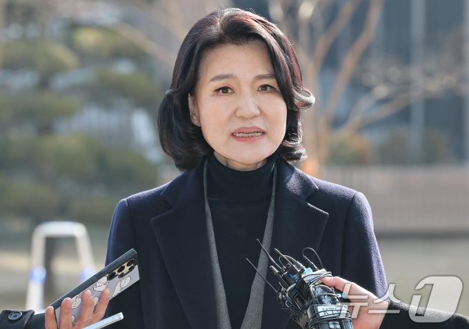 이진숙 방송통신위원장이 23일 경기도 과천시 정부과천청사 방송통신위원회로 출근하며 취재진의 질문에 답하고 있다. 공영방송사 이사 선임 안건의 상임위원 '2인 의결'로 취임 사흘 만에 탄핵심판대에 오른 이진숙 방통송신위원장이 파면을 면했다. 헌법재판소는 이날 헌재 대심판정에서 이 위원장 탄핵 사건 선고기일을 열고 재판관 4대 4 의견으로 기각 결정했다. 탄핵소추안이 기각되면서 이 위원장은 탄핵소추안 의결 174일 만에 업무에 복귀했다. 2025.1.23/뉴스1 ⓒ News1 임세영 기자