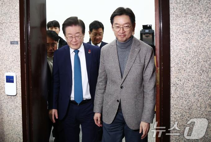 이재명 더불어민주당 대표가 5일 오후 서울 여의도 국회에서 김경수 전 경남도지사와 접견을 마치고 배웅하고 있다. 2024.12.5/뉴스1 ⓒ News1 김민지 기자