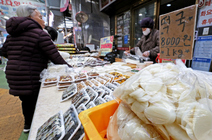 통계청이 발표한 2024년 양곡소비량조사 결과에 따르면 지난해 1인당 연간 쌀 소비량은 55.8kg으로 30년 전보다 절반 가까이 감소했다. 설 연휴를 앞둔 23일 오후 서울 마포구 망원시장을 찾은 시민들이 명절 밥상에 올릴 떡국 떡 등을 구매하고 있다. /사진=뉴스1 