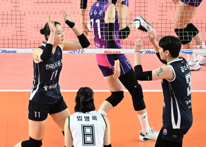 한국도로공사의 미래인 김다은(오른쪽)과 김세빈이 하이파이브를 하고 있다. (한국배구연맹 제공)