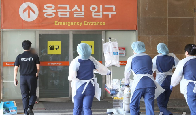 경기 수원시 영통구 아주대학교병원 응급실 분주한 의료진 모습(자료사진) /사진=뉴스1