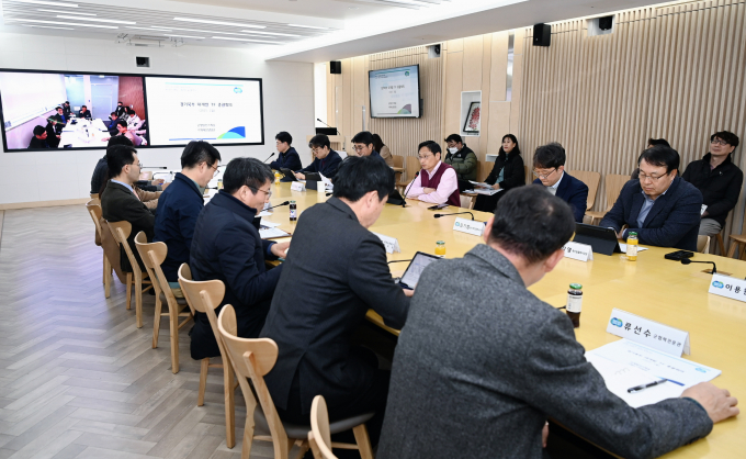  오후석 행정2부지사(우측줄 오른쪽으로부터 3번째) 주재로 지난 23일 경기도청 북부청사에서 경기북부 대개발 전담팀(T/F) 총괄 점검회의를 열고 진행상황을 점검하고 있다. /사진제공=경기북부청 