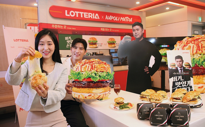 롯데리아는 2025년 첫 신 메뉴 '나폴리맛피아 모짜렐라버거' 2종과 함께 올해도 이색 메뉴를 통해 흥행 가도를 이어갈 계획이다. /사진=롯데리아