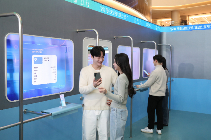 지난 23일 문을 연 서울 영등포구 타임스퀘어 '갤럭시 스튜디오'를 찾은 방문객들이 사용자의 사용 패턴과 데이터를 분석해 맞춤 정보를 제공하는 '나우 브리프' 기능을 체험하고 있다. /사진=삼성전자