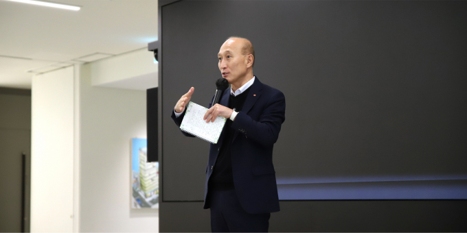 김대웅 웰컴저축은행 대표가 21일과 22일 양일간 진행된 CEO와의 대화에서 임직원에게 신년 계획과 비전을 전하고 있다./사진=웰컴저축은행