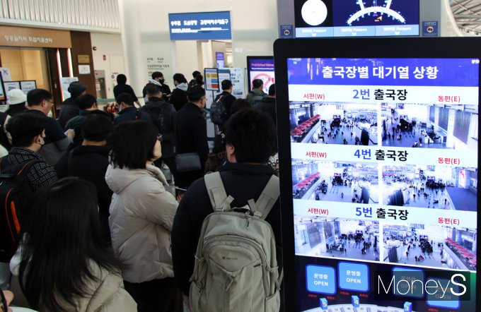 [머니S포토] 출국 기다리는 여행객들, 마음은 이미 여행중