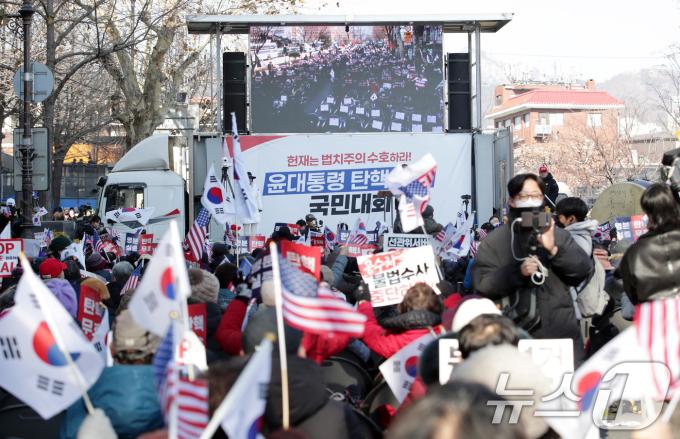 윤석열 대통령 탄핵 심판 4차 변론이 열리는 23일 오후 서울 종로구 헌법재판소 인근에서 윤 대통령 지지자들이 피켓을 들고 구호를 외치고 있다. 2025.1.23/뉴스1 ⓒ News1 사진공동취재단