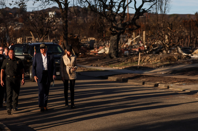 도널드 트럼프 미국 대통령과 영부인 멜라니아 트럼프가 미국 캘리포니아주 로스앤젤레스에서 팰리세이즈 화재로 피해를 입은 퍼시픽 팰리세이즈 지역을 둘러보고 있다. /사진=로이터