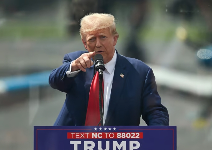 도널드 트럼프 미국 대통령이 이란에 폭탄 지원을 지시했다. 사진은 도널드 트럼프 대통령이 지난해 8월 노스캐롤라이나주 애쉬보로에서 열린 선거 유세서 “취임 직후 전화 한 통으로 세계를 평화로 되돌릴 것”이라고 주장하고 있는 모습./사진=로이터