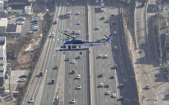 민족 대명절 설 연휴를 앞둔 지난 24일 경기 성남시 경부고속도로 상공에 경찰 헬기가 도로상황을 살펴보고 있다. /사진=뉴시스
