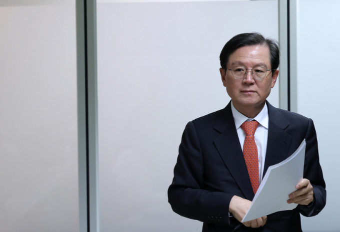  윤석열 대통령 측 윤갑근 변호사가 25일 서울 서초구 스페이스쉐어 강남역센터에서 열린 검찰의 구속영장 연장 재신청 관련 입장 발표 기자회견에 참석하고 있다. 사진은 기사 내용과 직접적인 관련이 없음./사진=뉴스1 김성진 기자