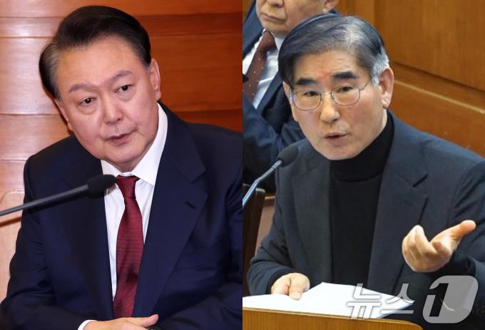윤석열 대통령(왼쪽)과 김용현 전 국방부 장관이 23일 오후 서울 종로구 헌법재판소에서 열린 탄핵심판 4차 변론기일에 출석해 있다. (사진공동취재단/헌재 제공)/뉴스1 ⓒ News1 사진공동취재단